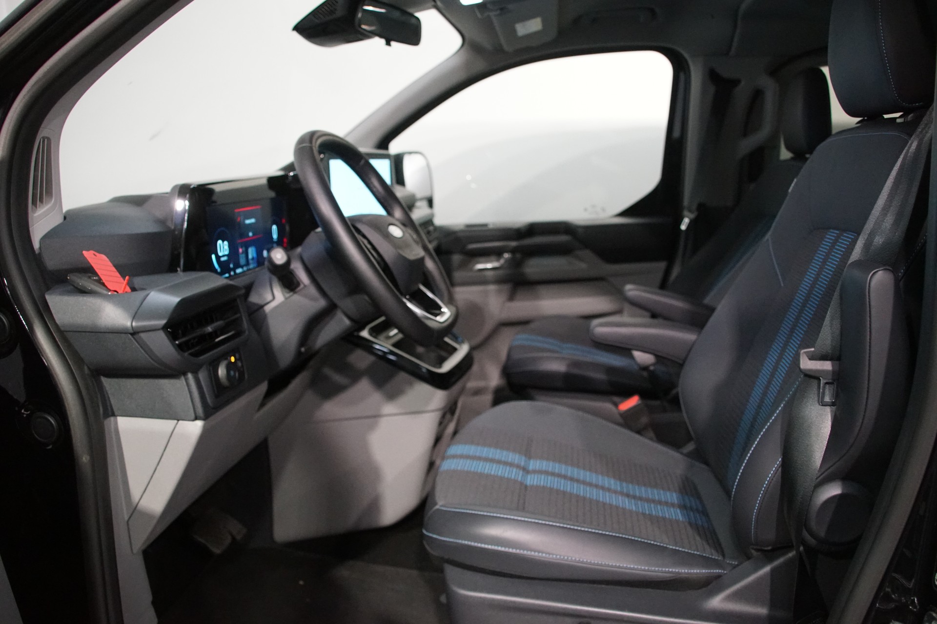 FORD Tourneo Bus 320 L1H1 Sport Automat 4x4-image-14