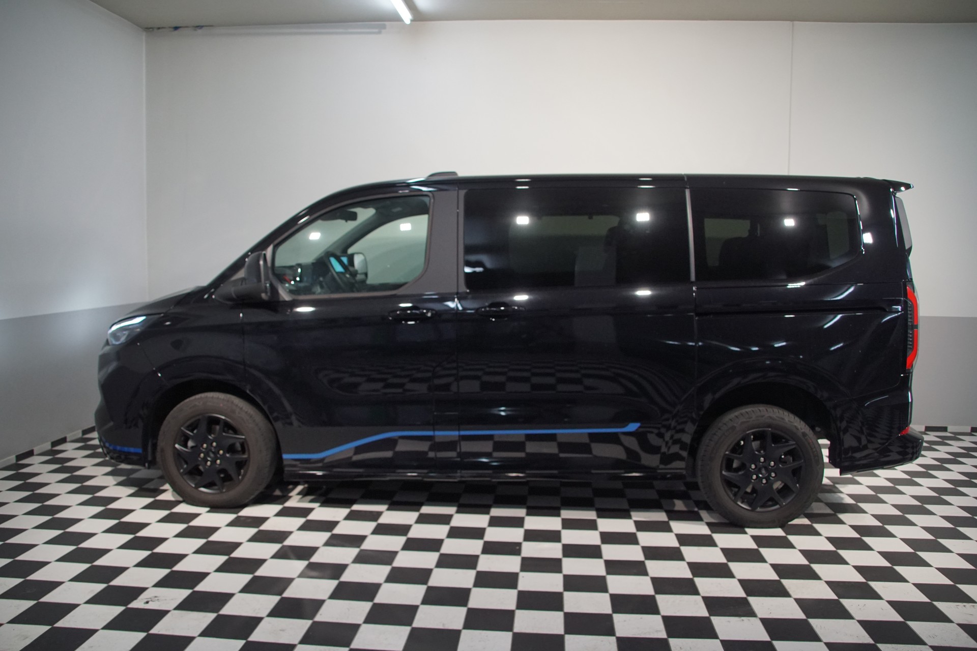 FORD Tourneo Bus 320 L1H1 Sport Automat 4x4-image-8