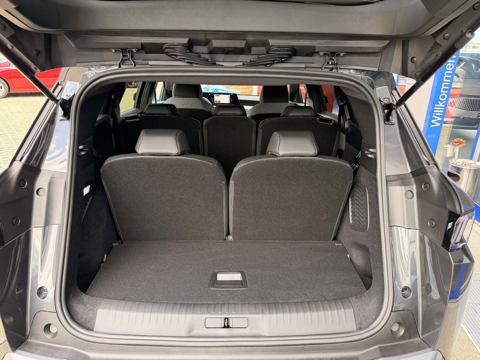 PEUGEOT 5008 e-Allure Premium AWD-image-7