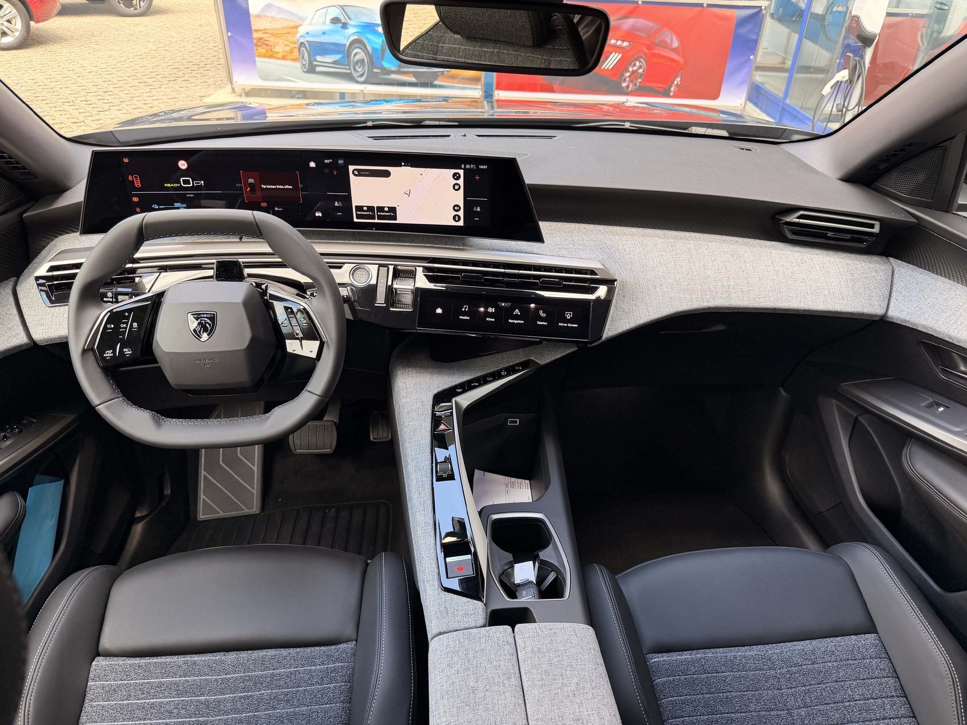 PEUGEOT 5008 e-Allure Premium AWD-image-11