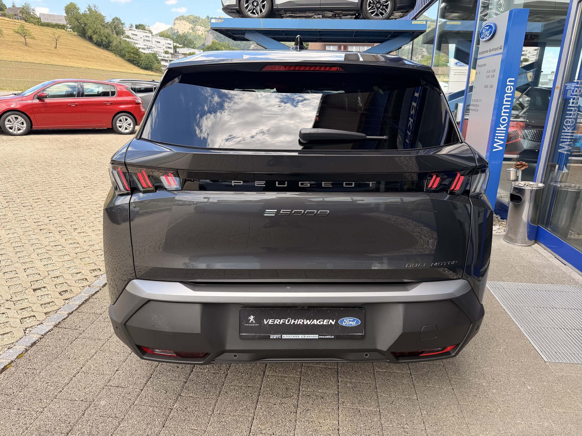 PEUGEOT 5008 e-Allure Premium AWD-image-5