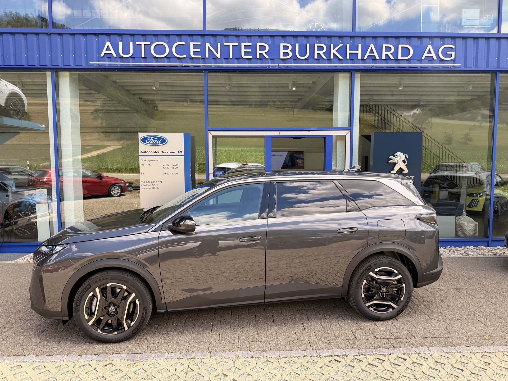 PEUGEOT 5008 e-Allure Premium AWD-image-0