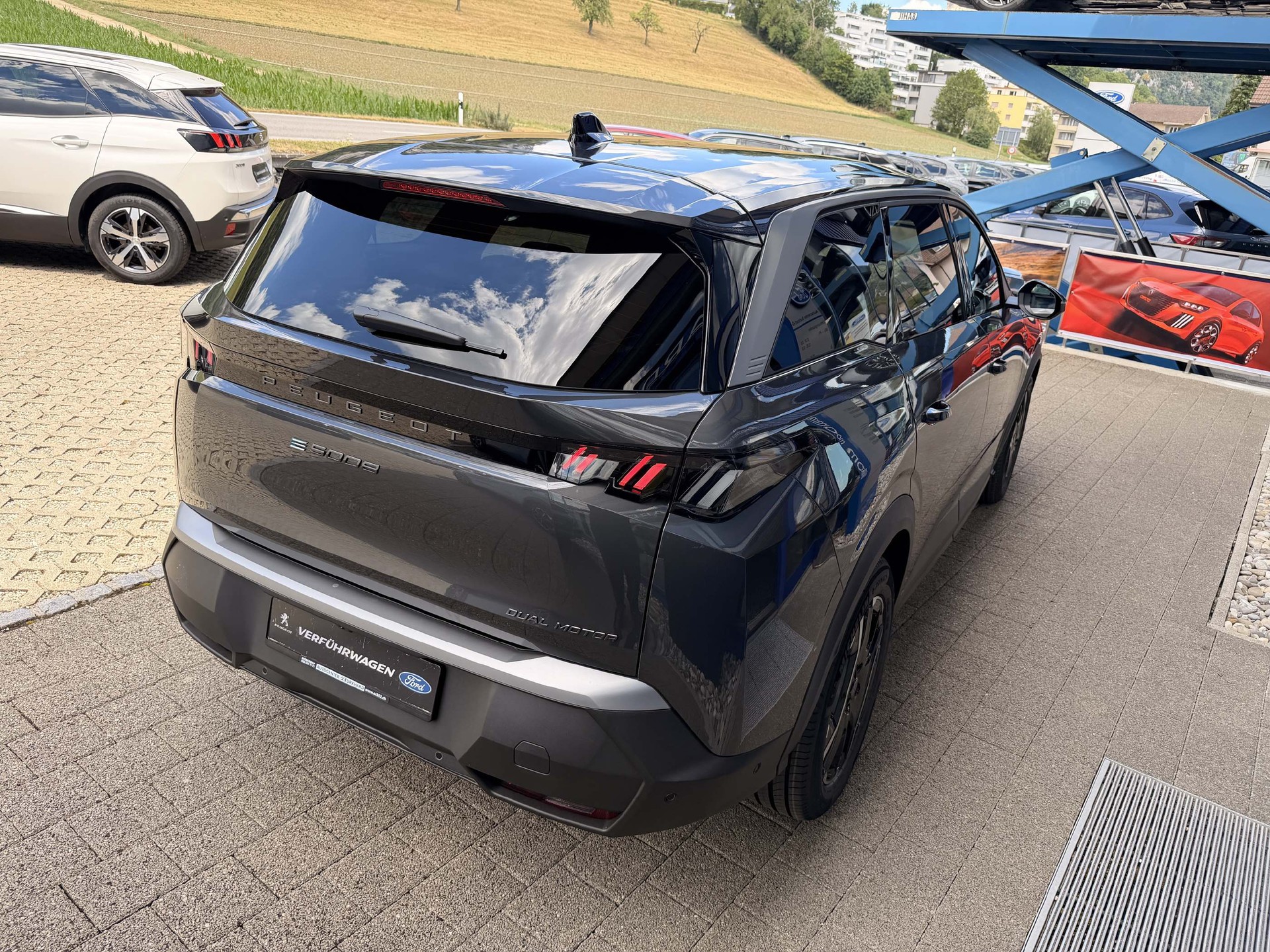 PEUGEOT 5008 e-Allure Premium AWD-image-4