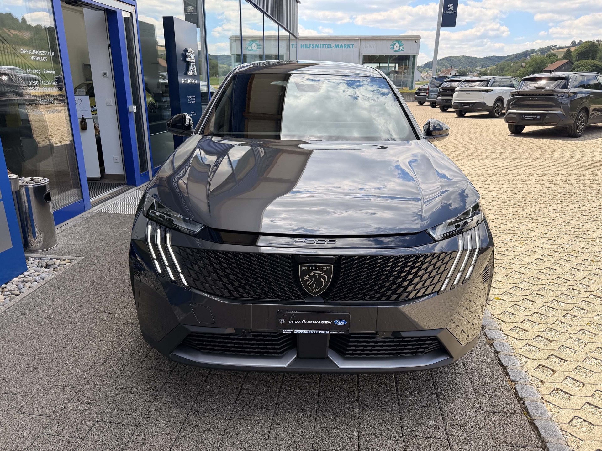 PEUGEOT 5008 e-Allure Premium AWD-image-2