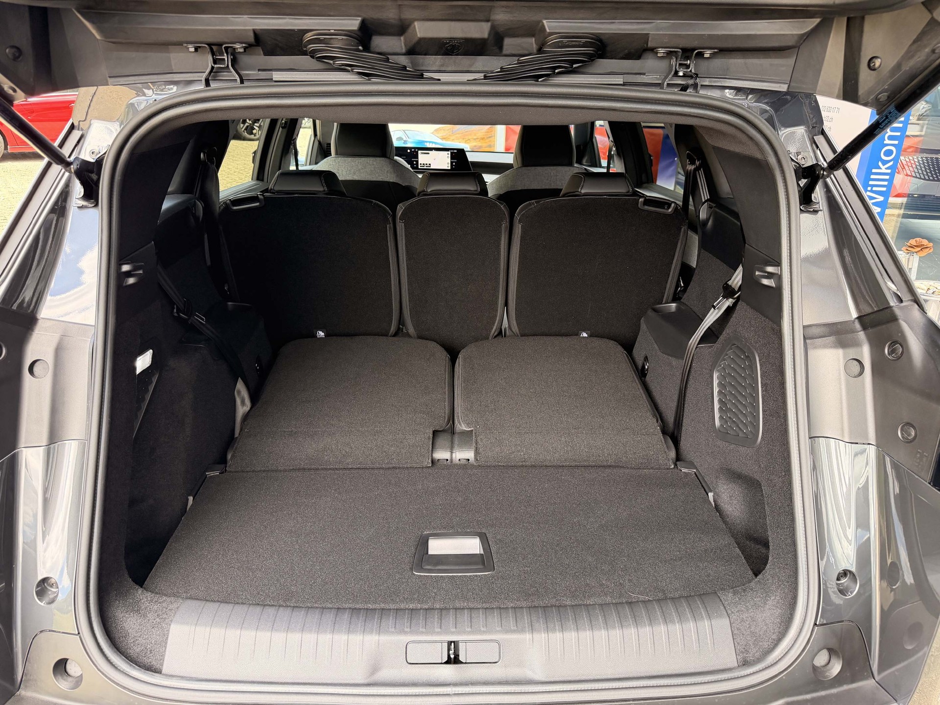 PEUGEOT 5008 e-Allure Premium AWD-image-8