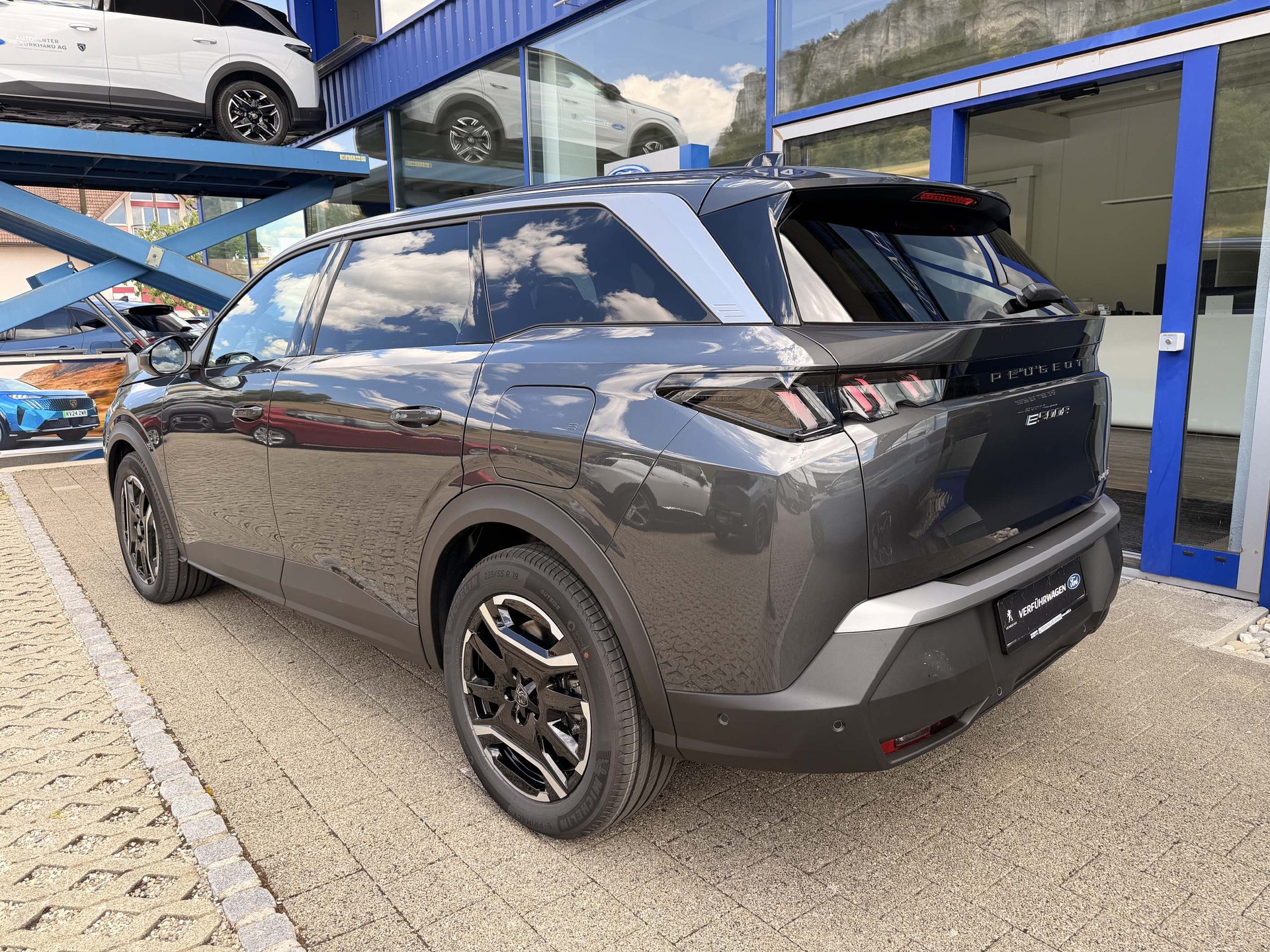 PEUGEOT 5008 e-Allure Premium AWD-image-6