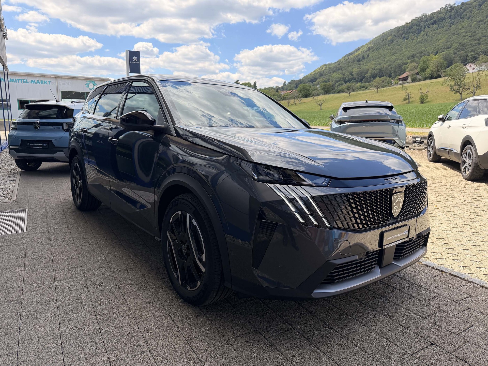 PEUGEOT 5008 e-Allure Premium AWD-image-3