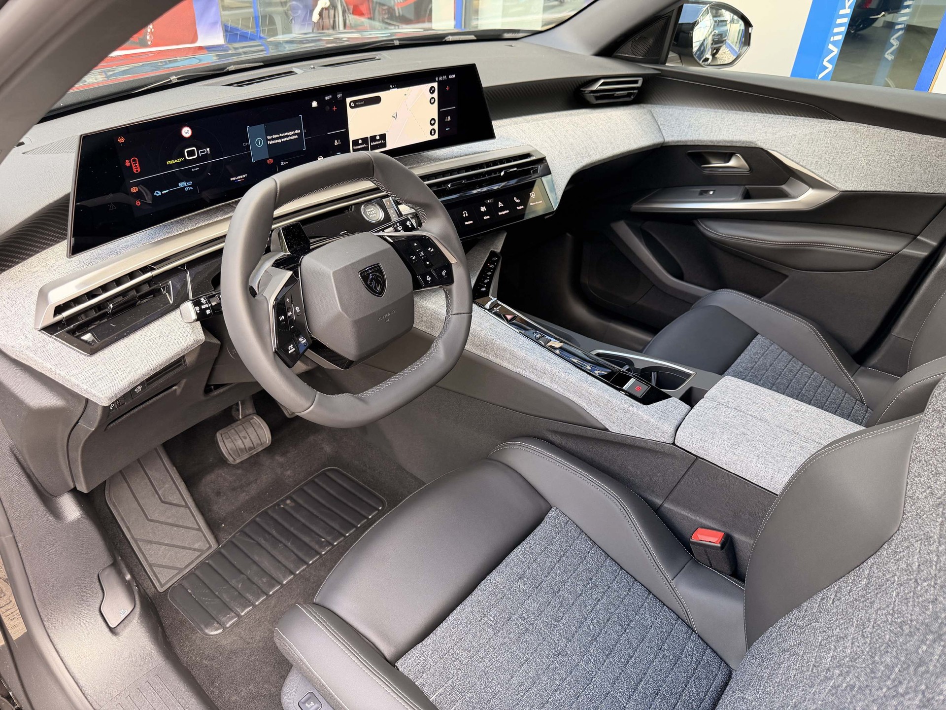 PEUGEOT 5008 e-Allure Premium AWD-image-10