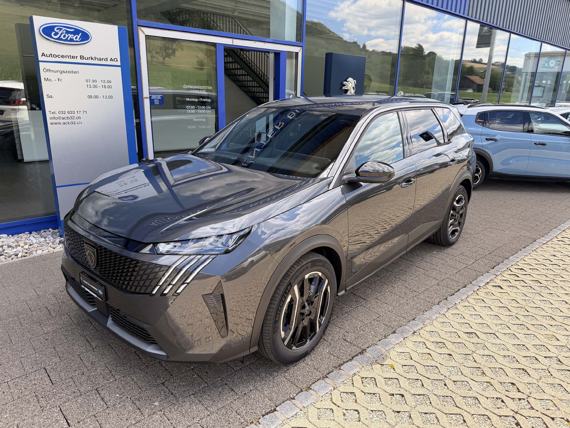PEUGEOT 5008 e-Allure Premium AWD-image-1