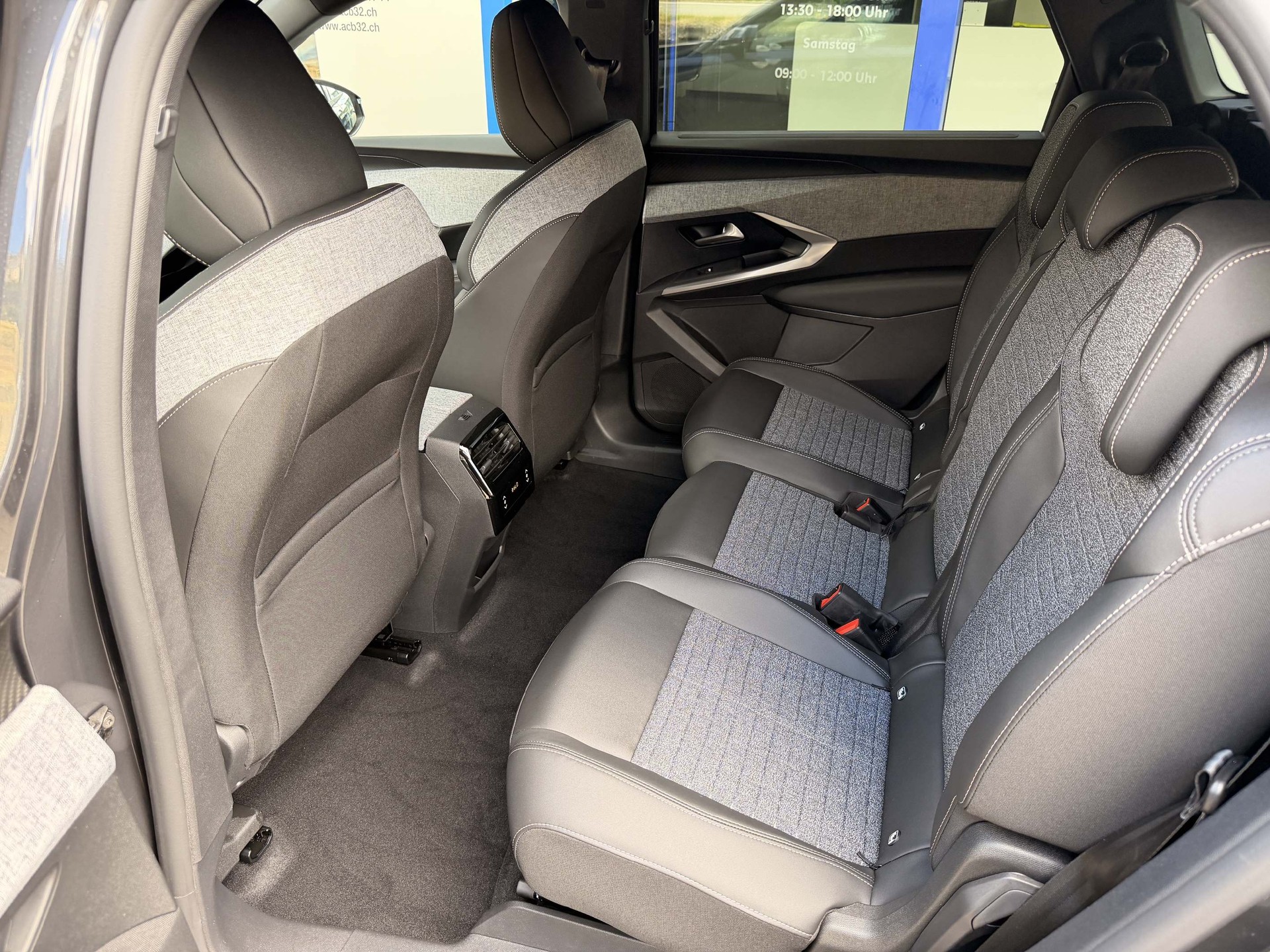 PEUGEOT 5008 e-Allure Premium AWD-image-9