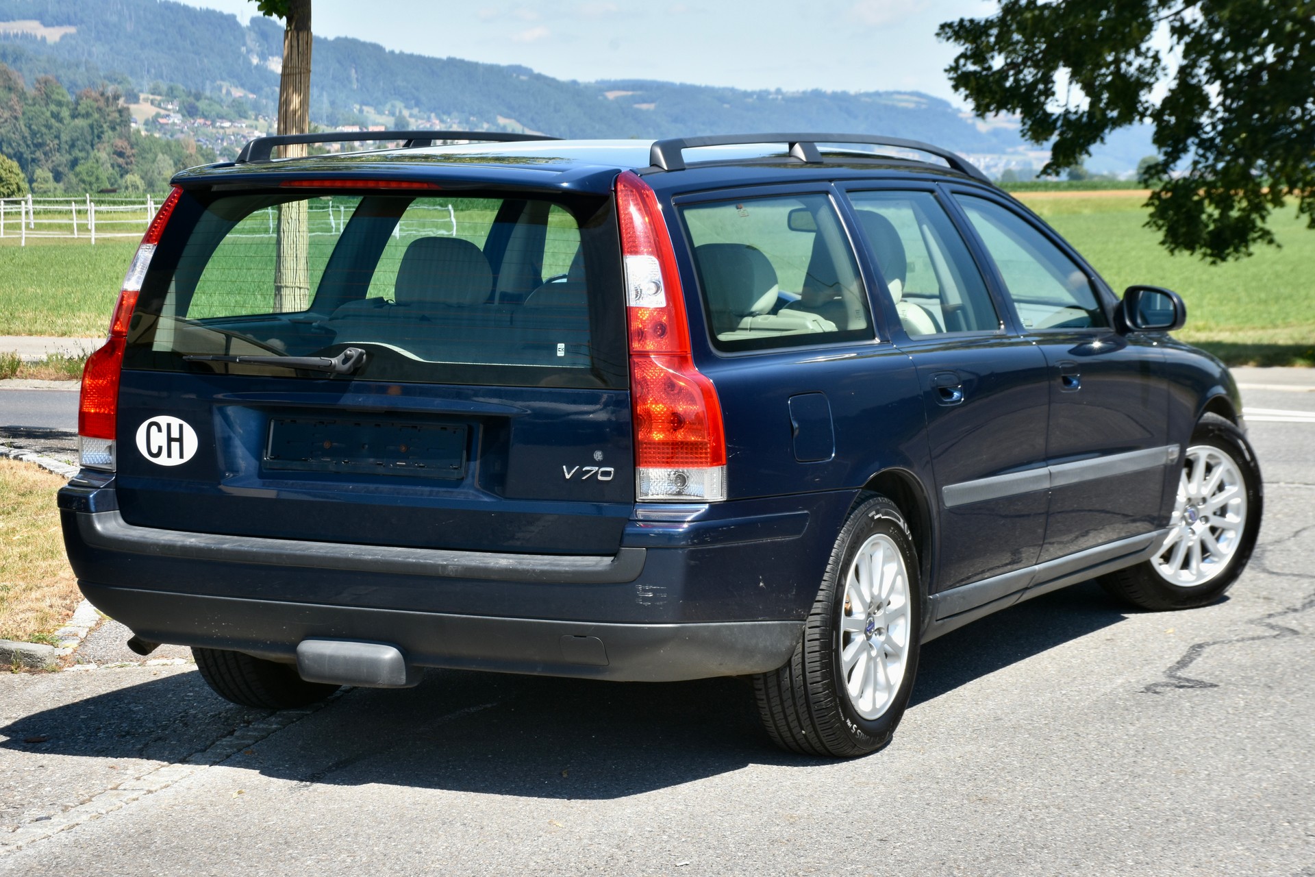 VOLVO V70 2.4-image-2