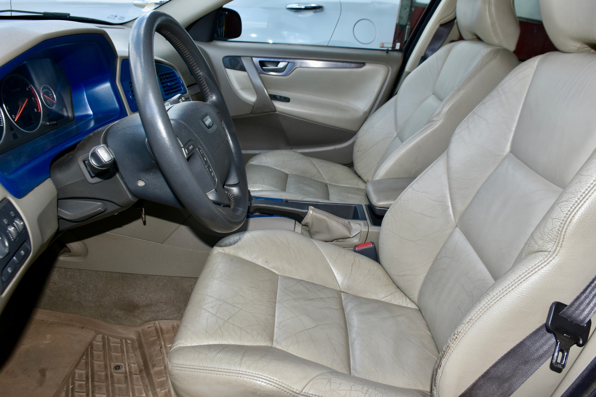 VOLVO V70 2.4-image-3
