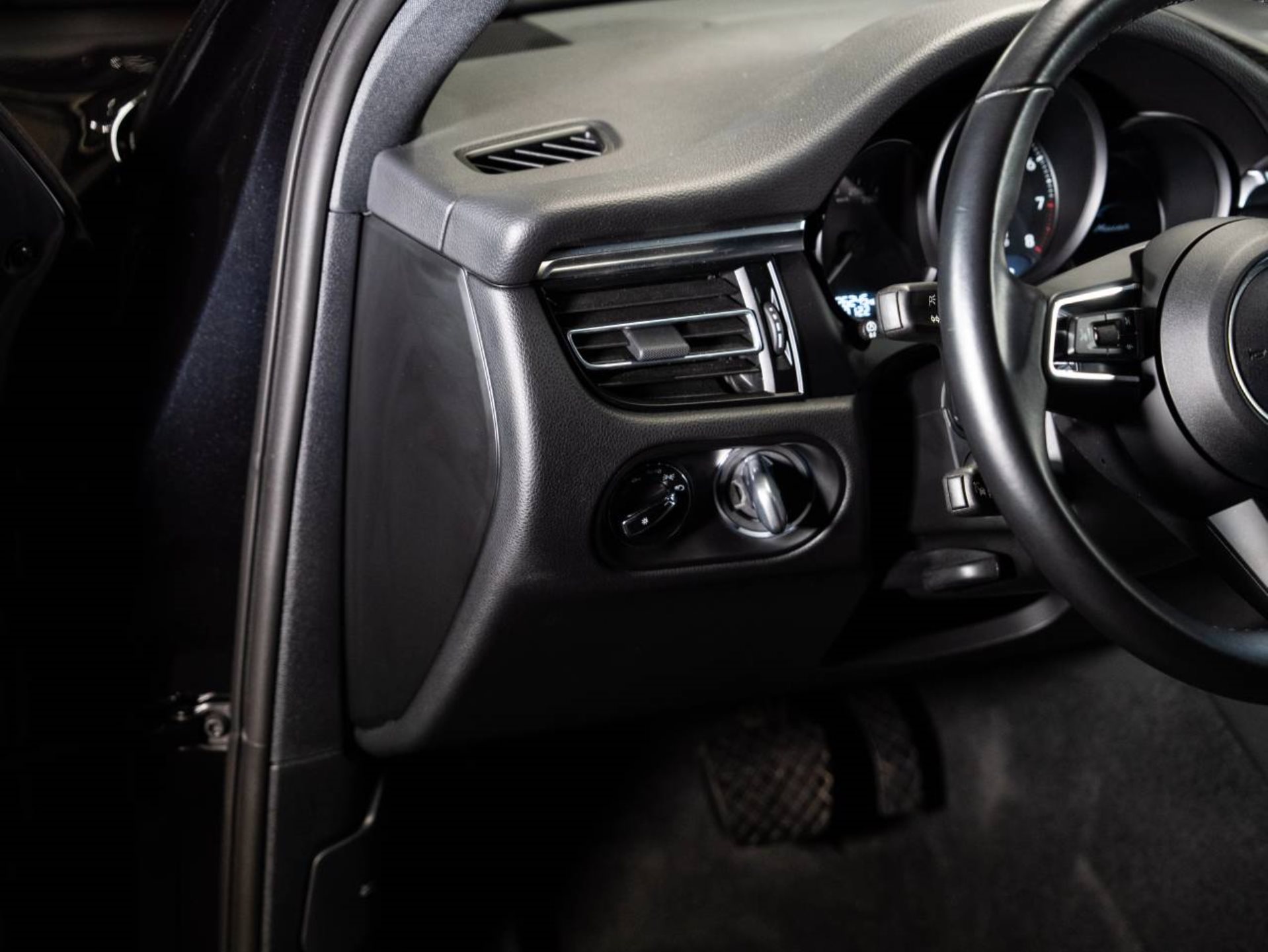PORSCHE Macan (MY23)-image-11