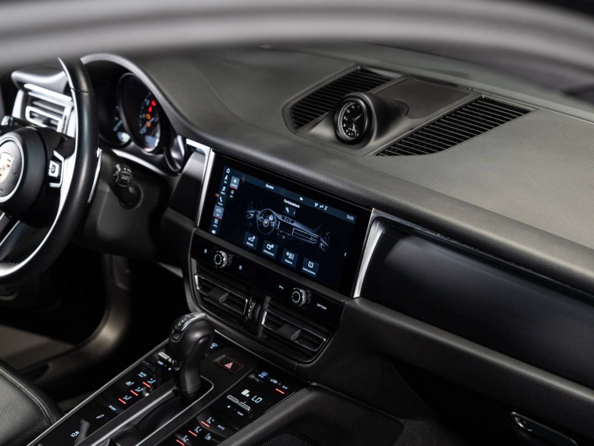 PORSCHE Macan (MY23)-image-10