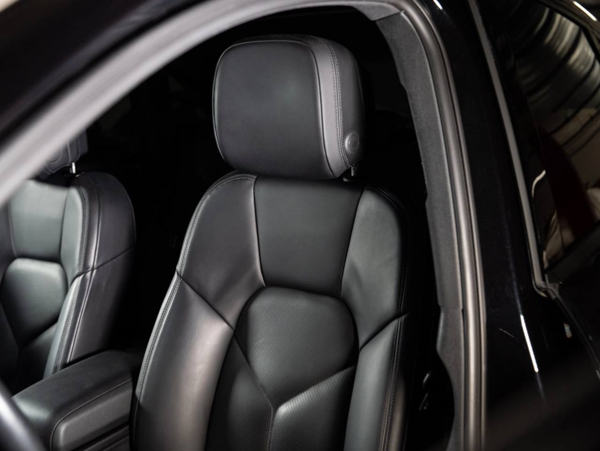 PORSCHE Macan (MY23)-image-15