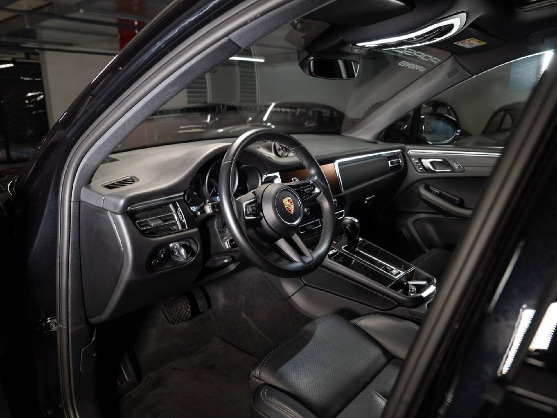 PORSCHE Macan (MY23)-image-3