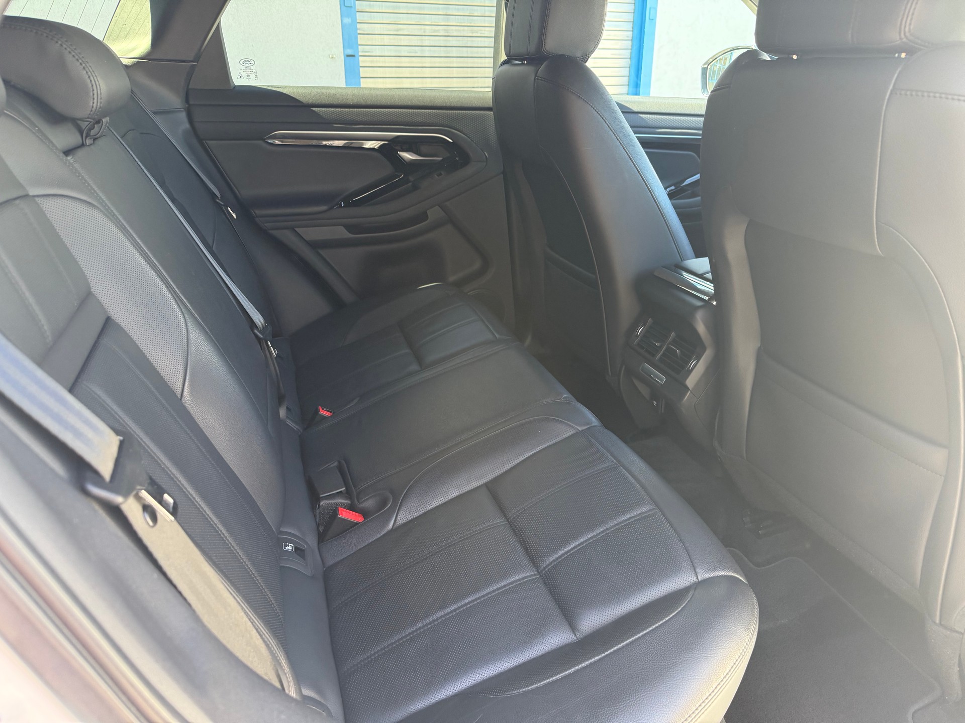 LAND ROVER 2.0 T 250 R-Dynamic S-image-5