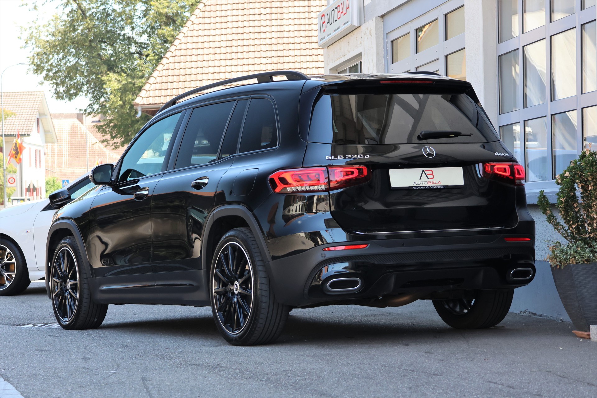 MERCEDES-BENZ GLB 220 d 4Matic AMG Line 8G-Tronic (CH) + 2.0T AHK-image-2