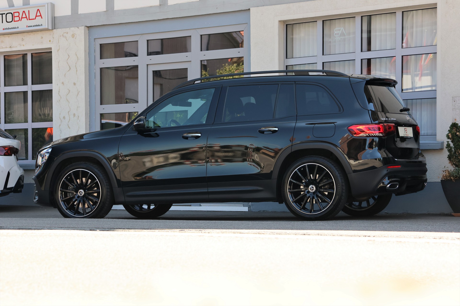 MERCEDES-BENZ GLB 220 d 4Matic AMG Line 8G-Tronic (CH) + 2.0T AHK-image-3