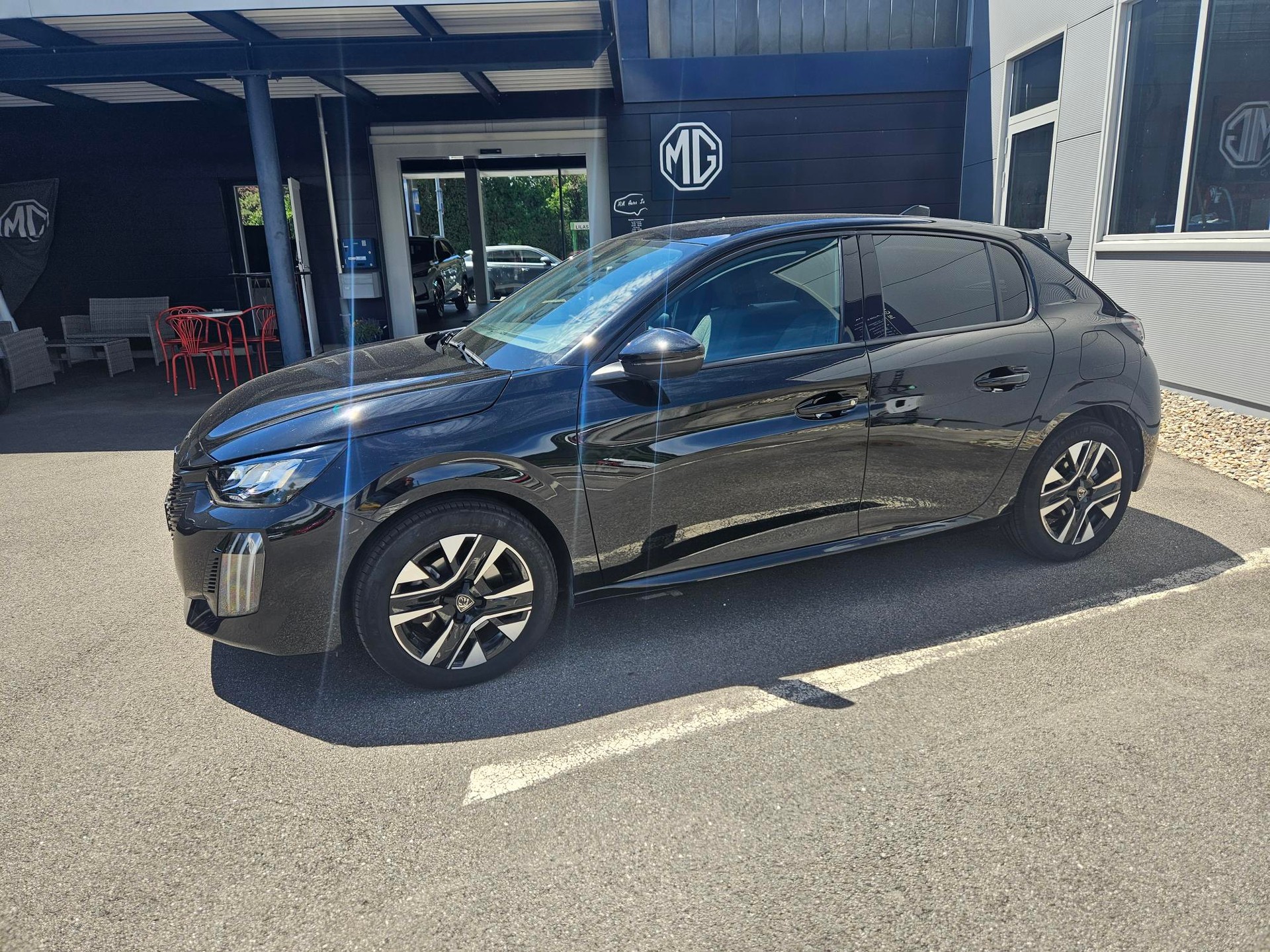 PEUGEOT 208 1.2 MHEV 110 Allure-image-2