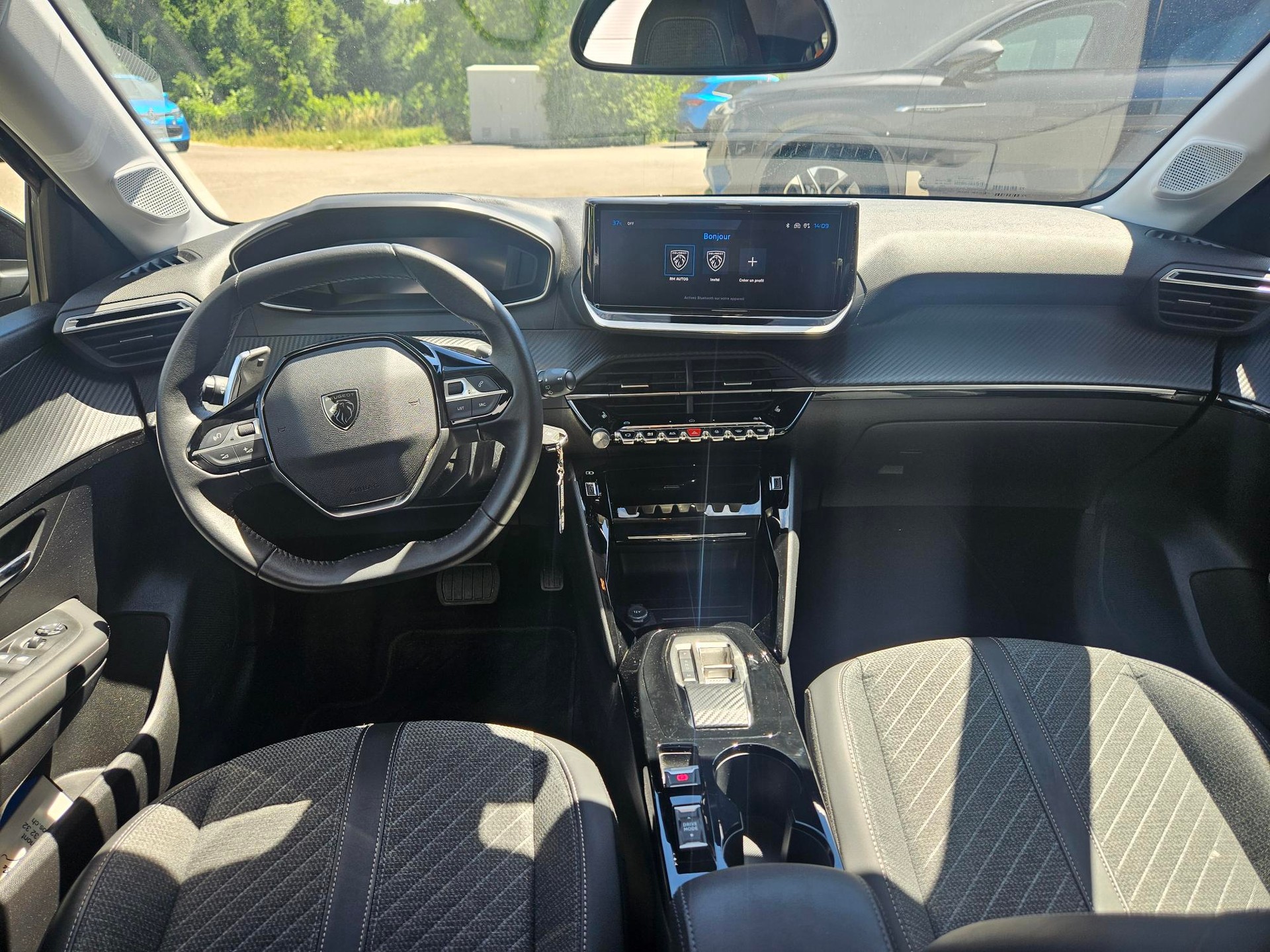 PEUGEOT 208 1.2 MHEV 110 Allure-image-8
