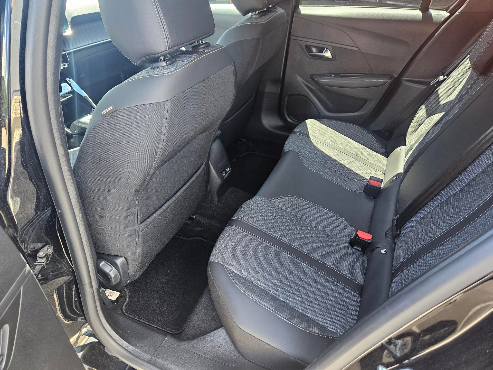PEUGEOT 208 1.2 MHEV 110 Allure-image-7