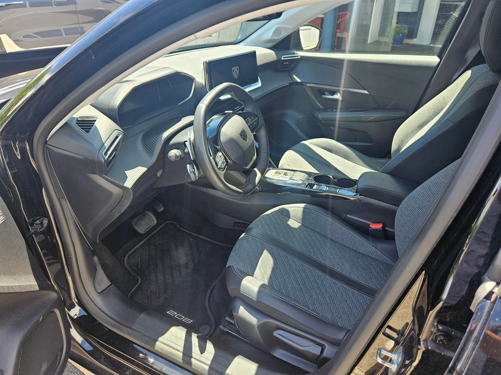 PEUGEOT 208 1.2 MHEV 110 Allure-image-6