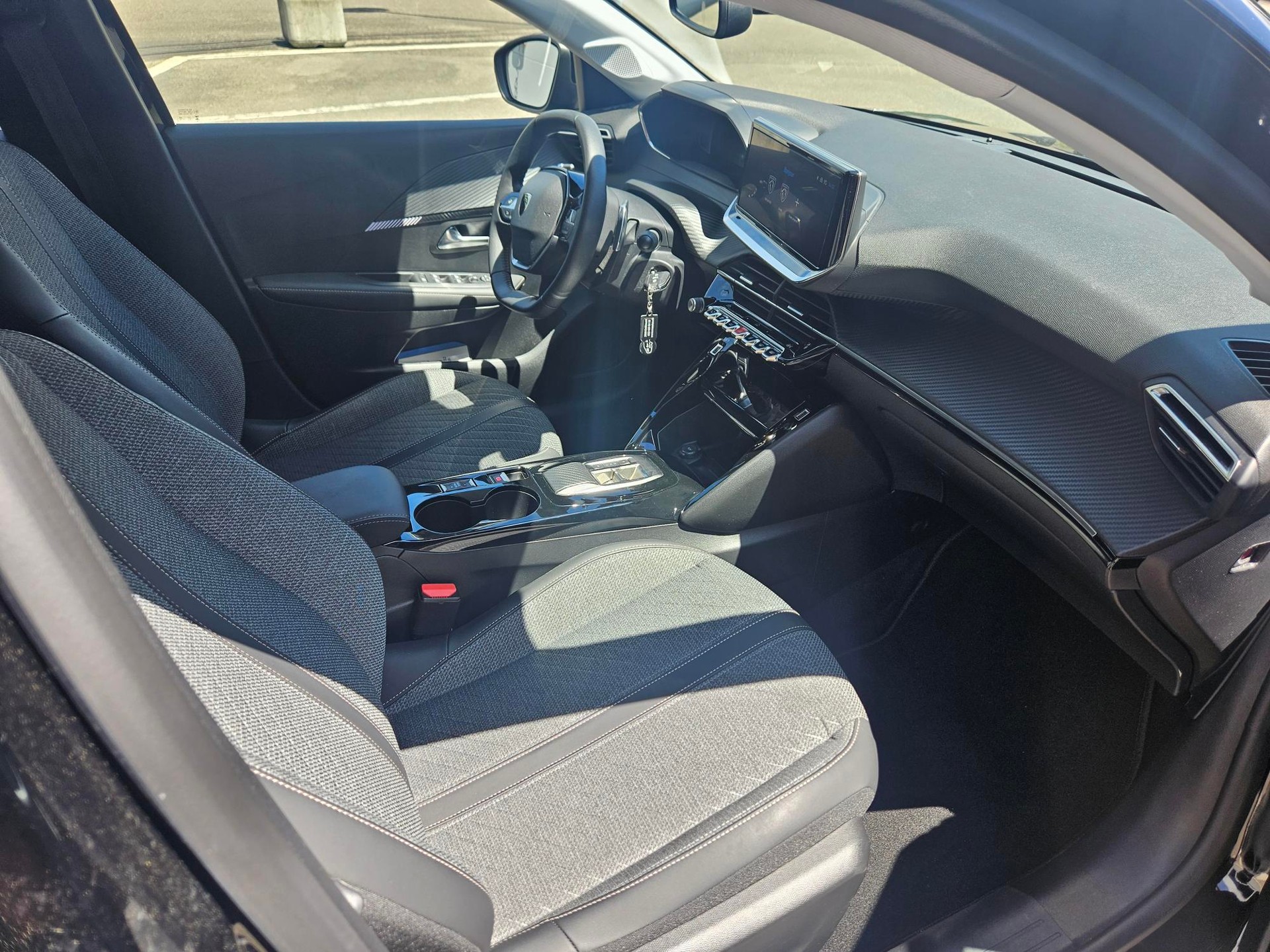 PEUGEOT 208 1.2 MHEV 110 Allure-image-9