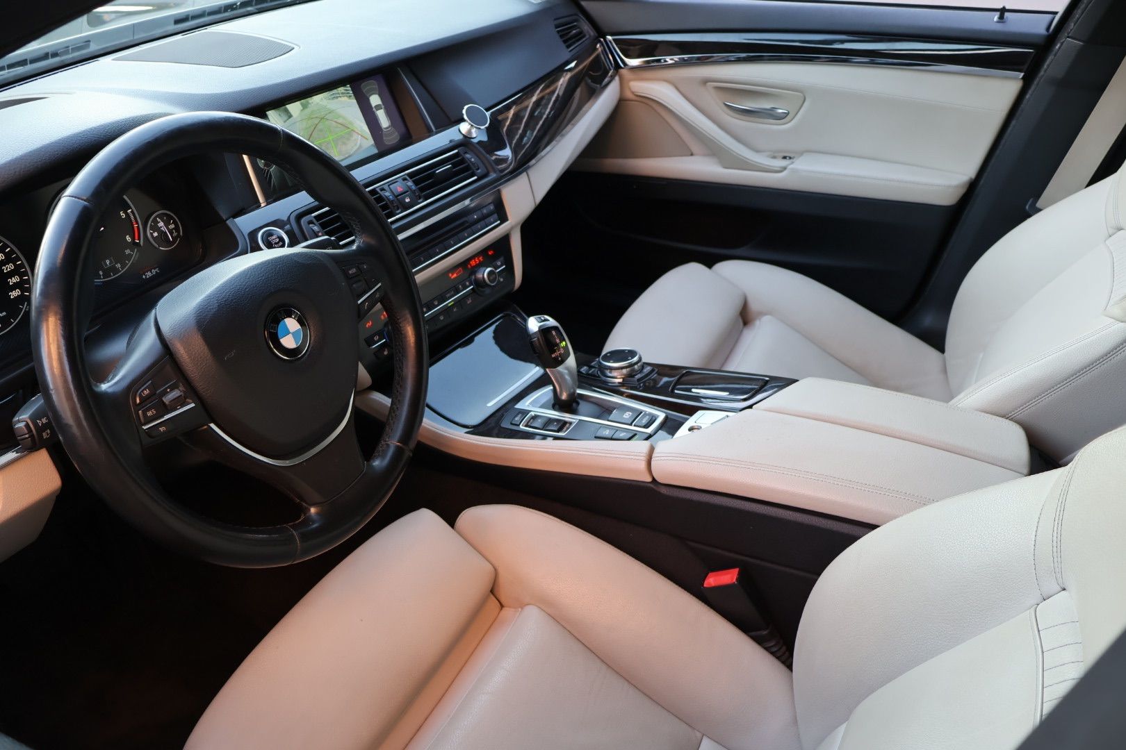 BMW 525 d Touring xDrive Luxury Line Steptronic-image-4