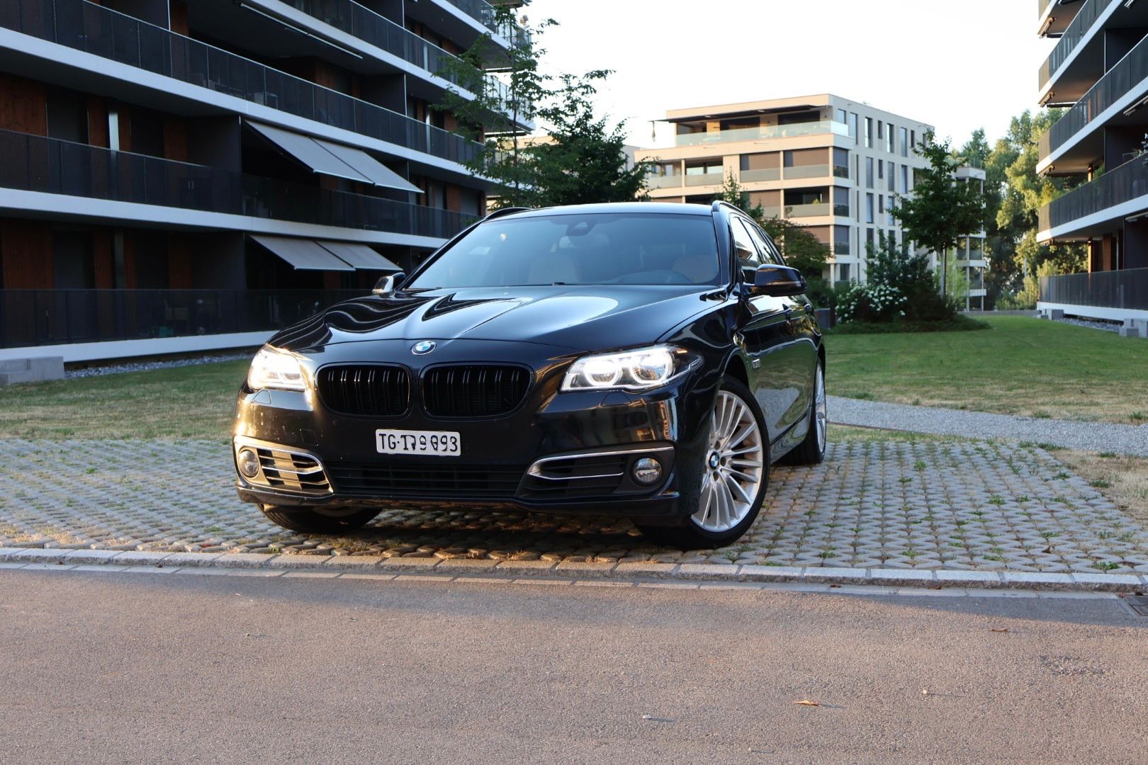 BMW 525 d Touring xDrive Luxury Line Steptronic-image-1