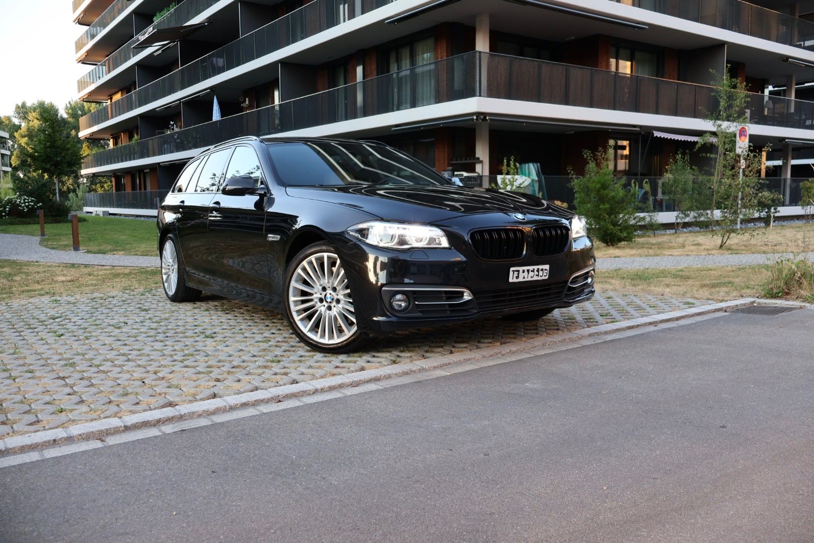 BMW 525 d Touring xDrive Luxury Line Steptronic-image-0
