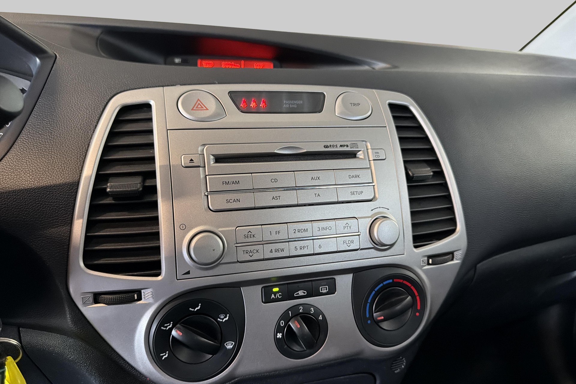 HYUNDAI i20 1.4 Style Automatic-image-11