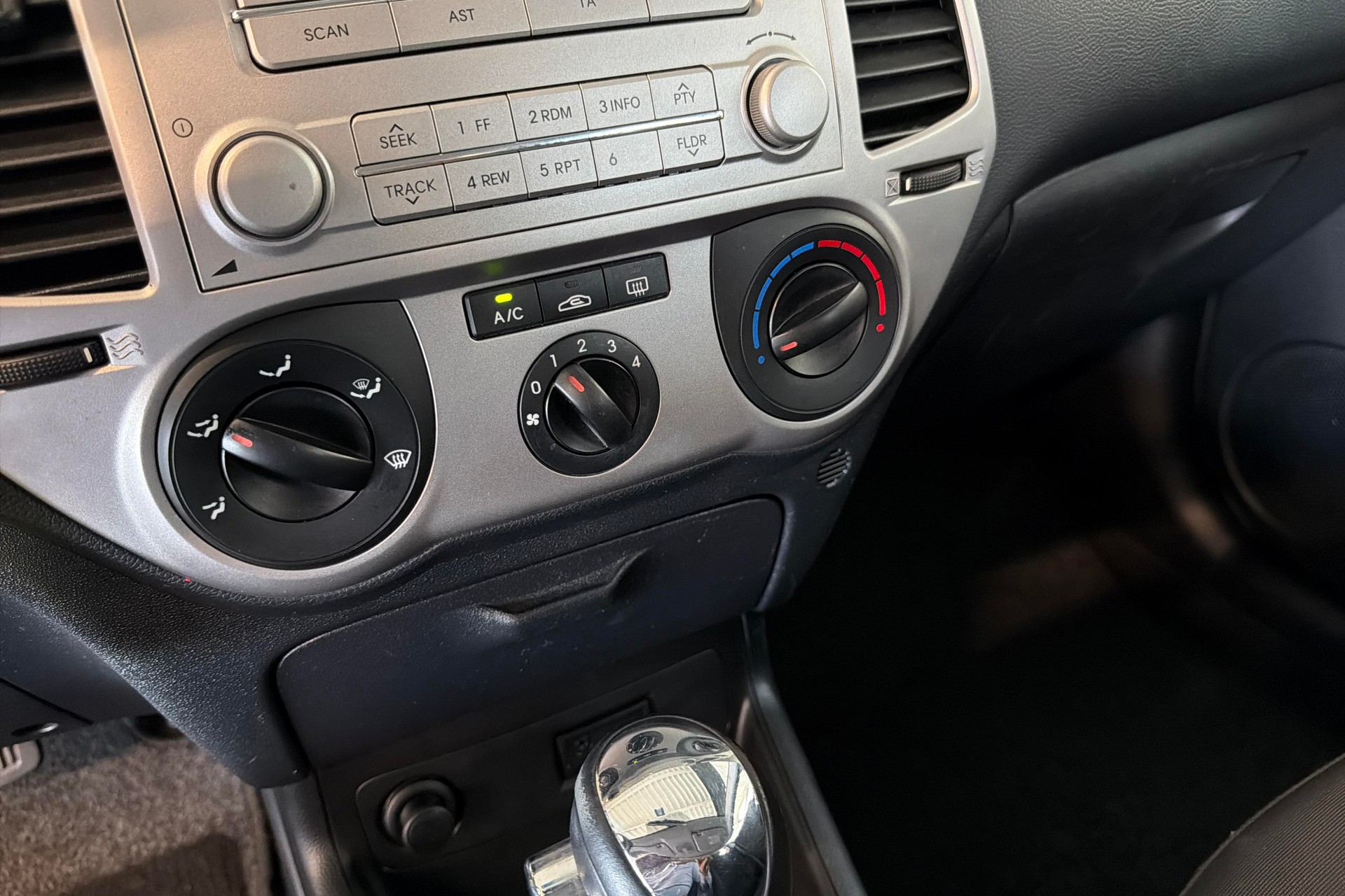 HYUNDAI i20 1.4 Style Automatic-image-12