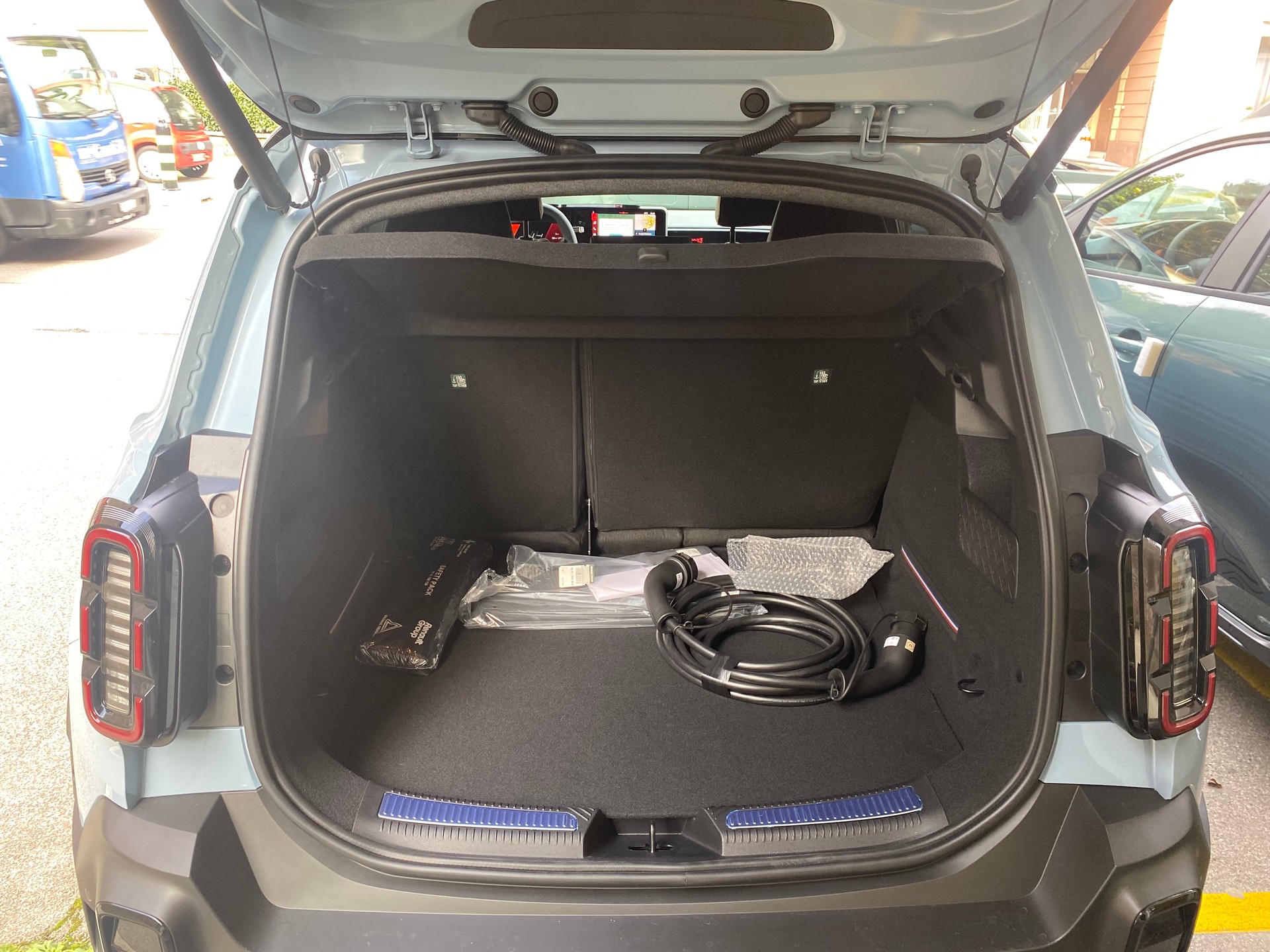 RENAULT R4 E-Tech Comfort Range 52 kWh Iconic-image-11