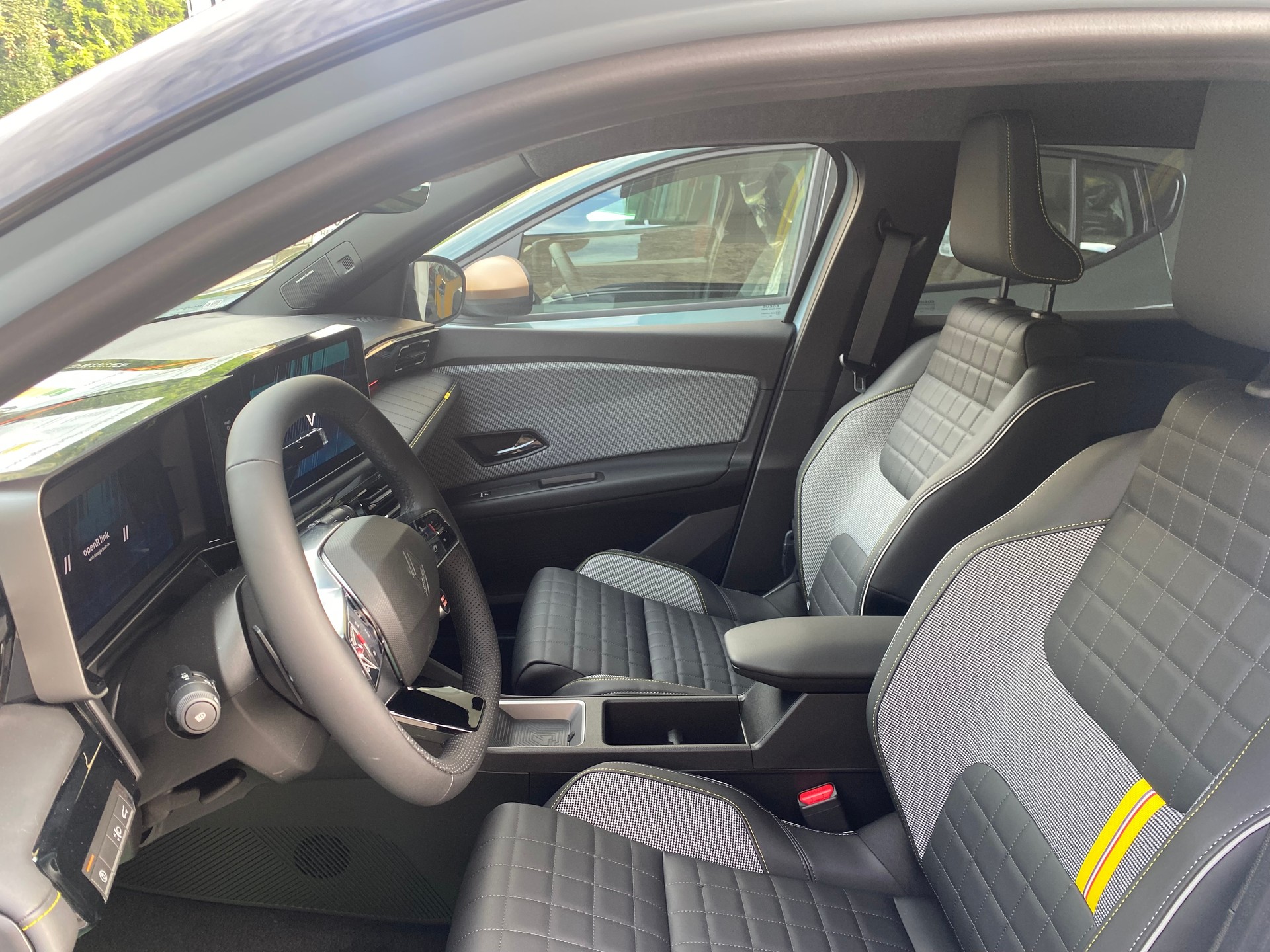 RENAULT R4 E-Tech Comfort Range 52 kWh Iconic-image-5