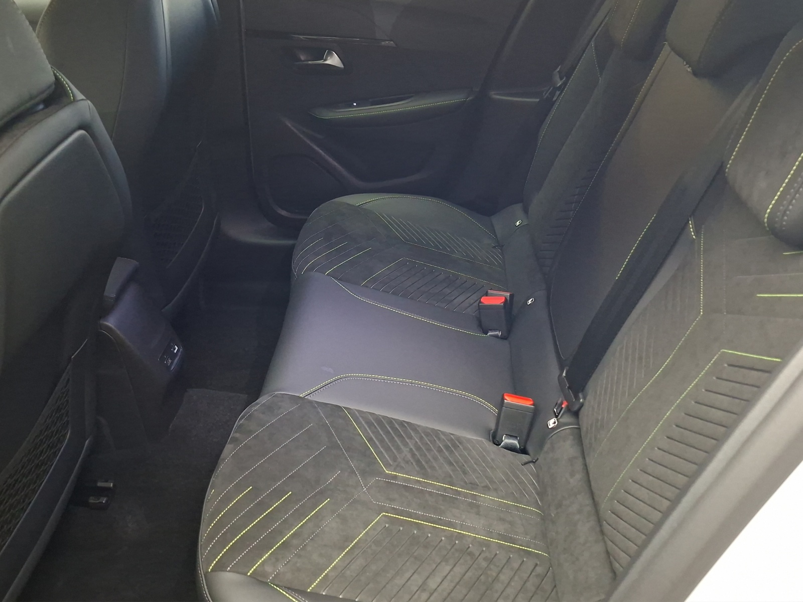 PEUGEOT 208 1.2 Hybrid 145 GT Exclusive-image-13