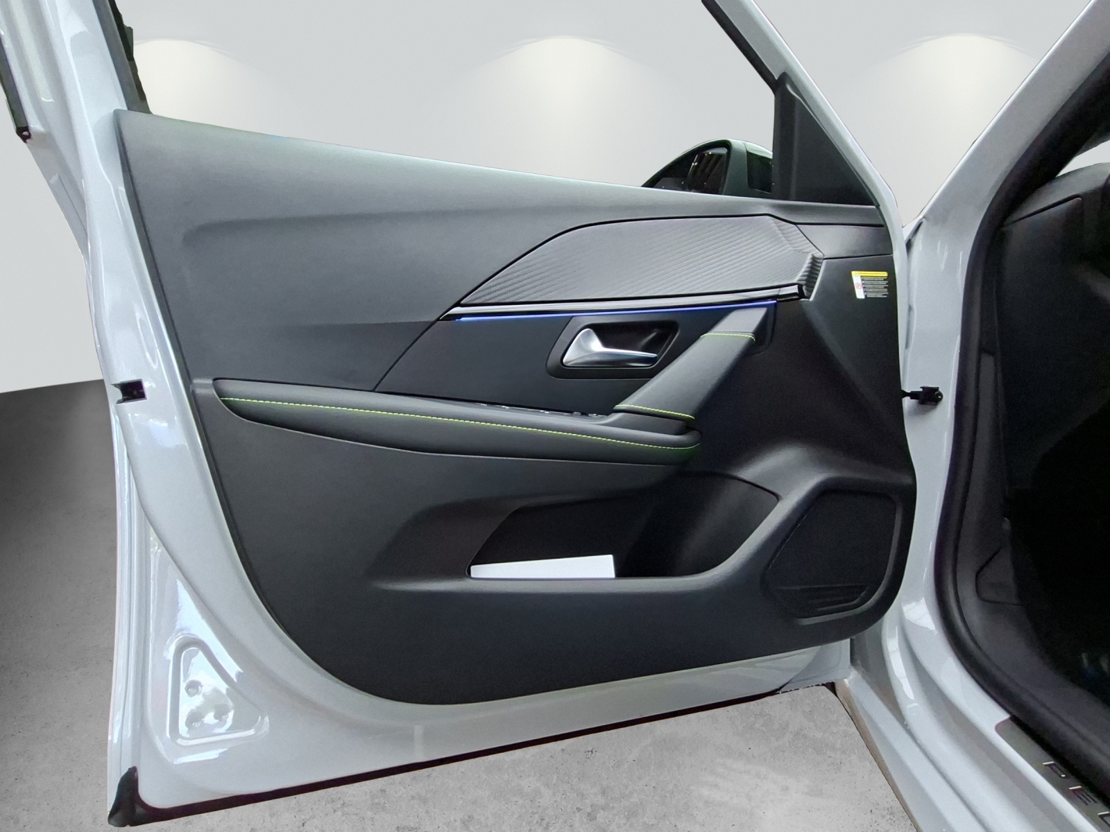 PEUGEOT 208 1.2 Hybrid 145 GT Exclusive-image-12