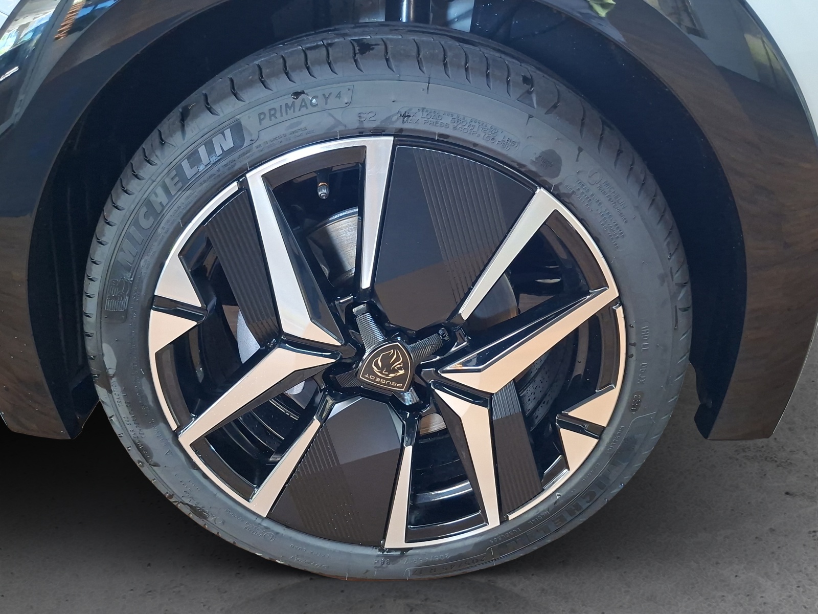 PEUGEOT 208 1.2 Hybrid 145 GT Exclusive-image-15