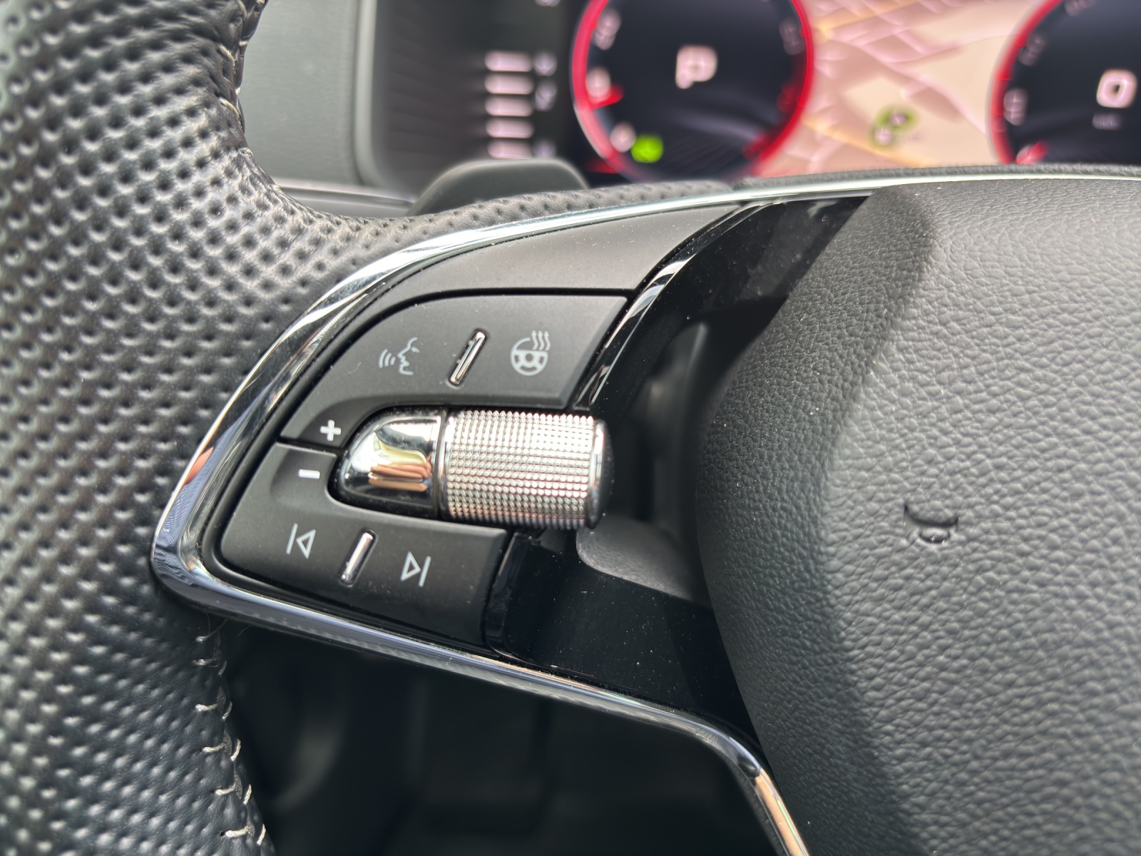 SKODA New Karoq 2.0 TSI SportLine 4x4 DSG mit Leder, Panorama Schiebedach & Standheizung-image-13