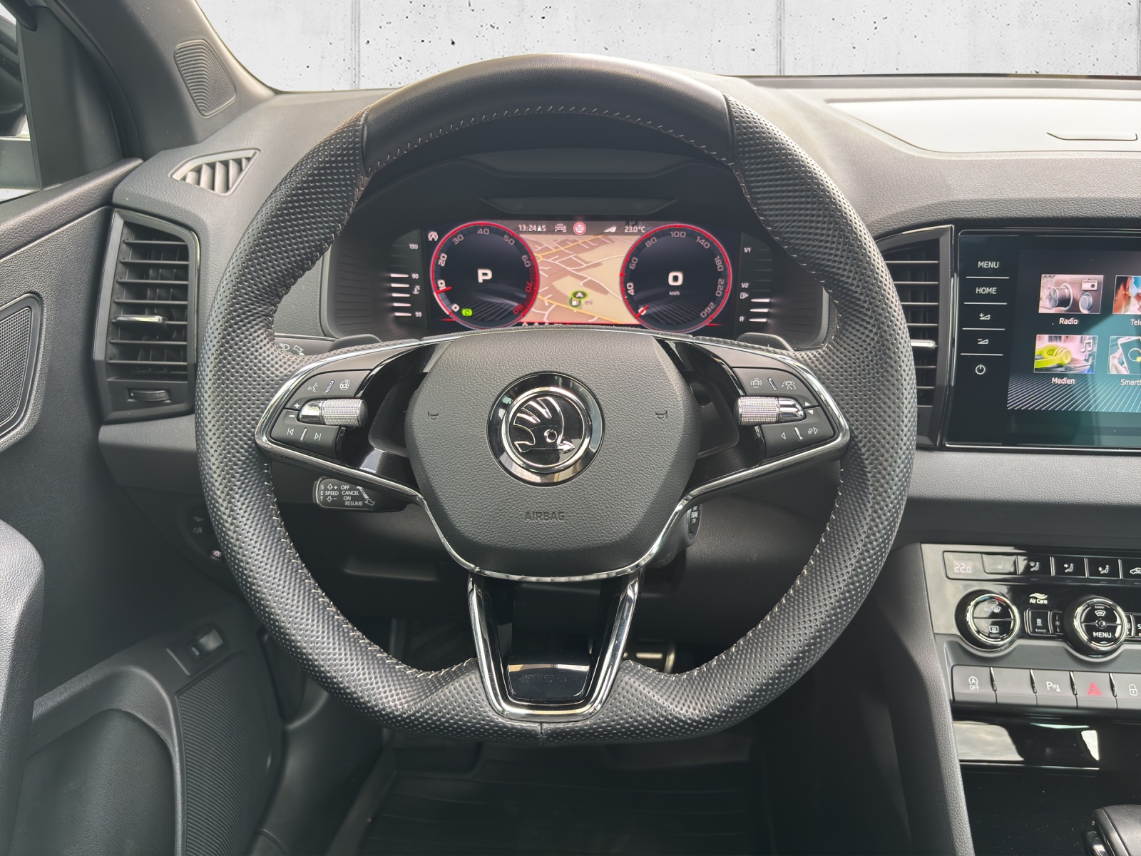 SKODA New Karoq 2.0 TSI SportLine 4x4 DSG mit Leder, Panorama Schiebedach & Standheizung-image-12