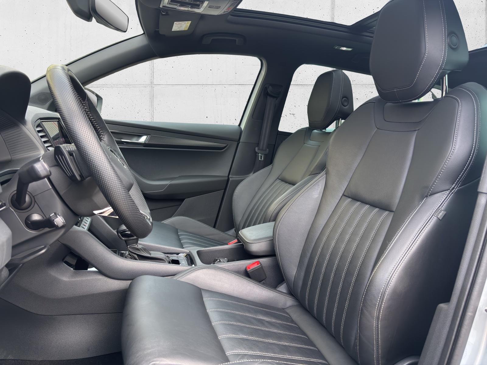 SKODA New Karoq 2.0 TSI SportLine 4x4 DSG mit Leder, Panorama Schiebedach & Standheizung-image-27
