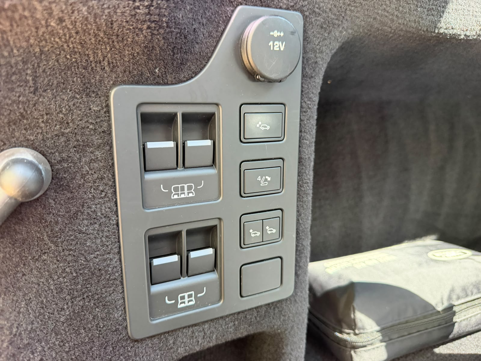 LAND ROVER Discovery 3.0 TD6 HSE Automatic-image-17