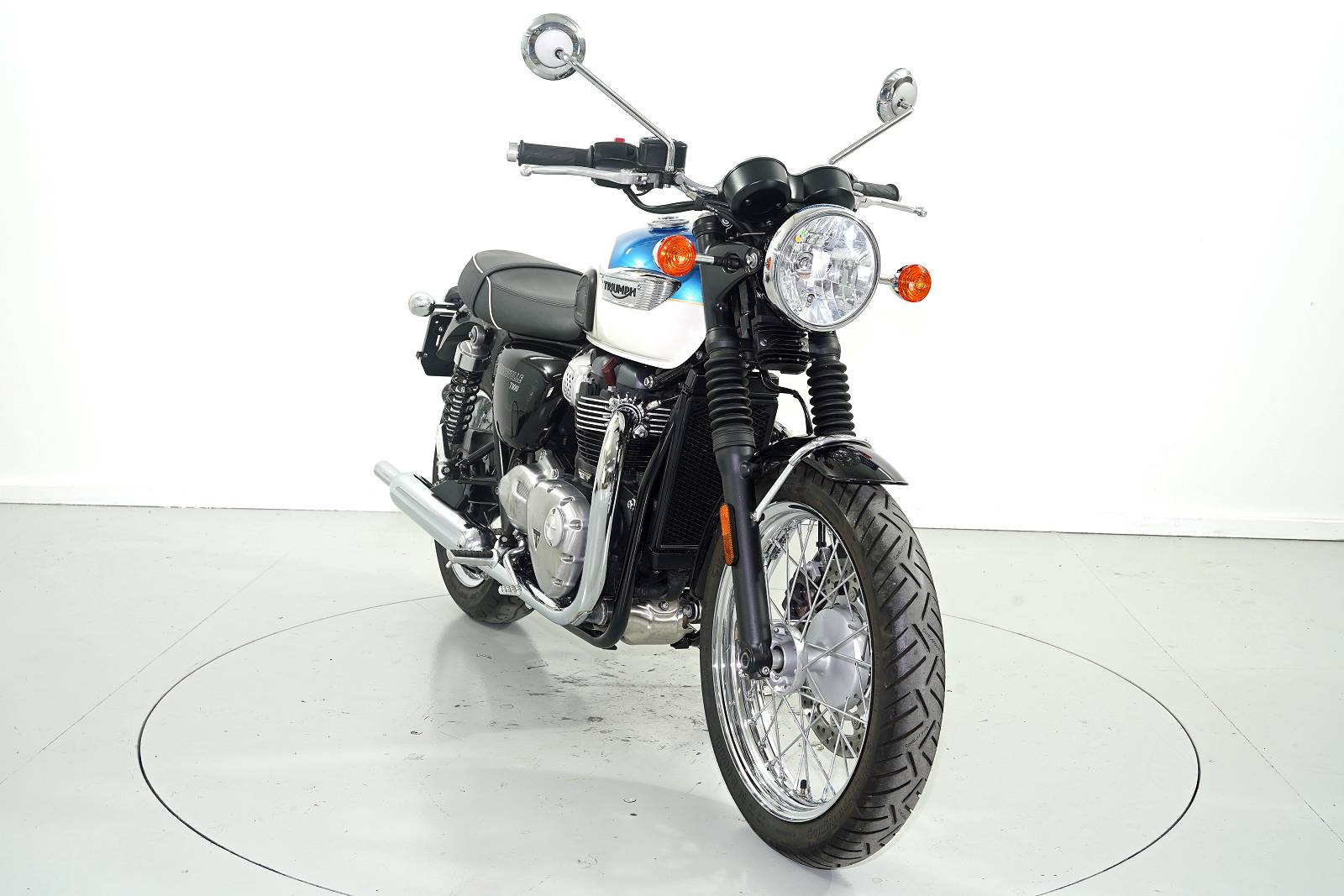 TRIUMPH Bonneville 900i T100 ABS-showroom-element-1
