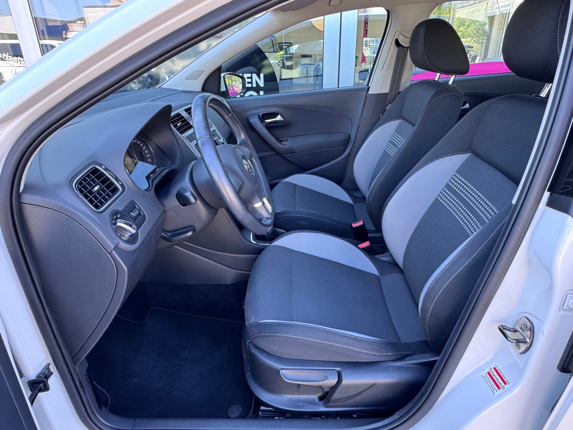 VW Polo 1.2 12V Trendline+Klimaanlage+Radio/CD+El.Fensterheber+ZV mit Fernbedienung+5-Türig+Frisch ab MFK / Service+-image-9