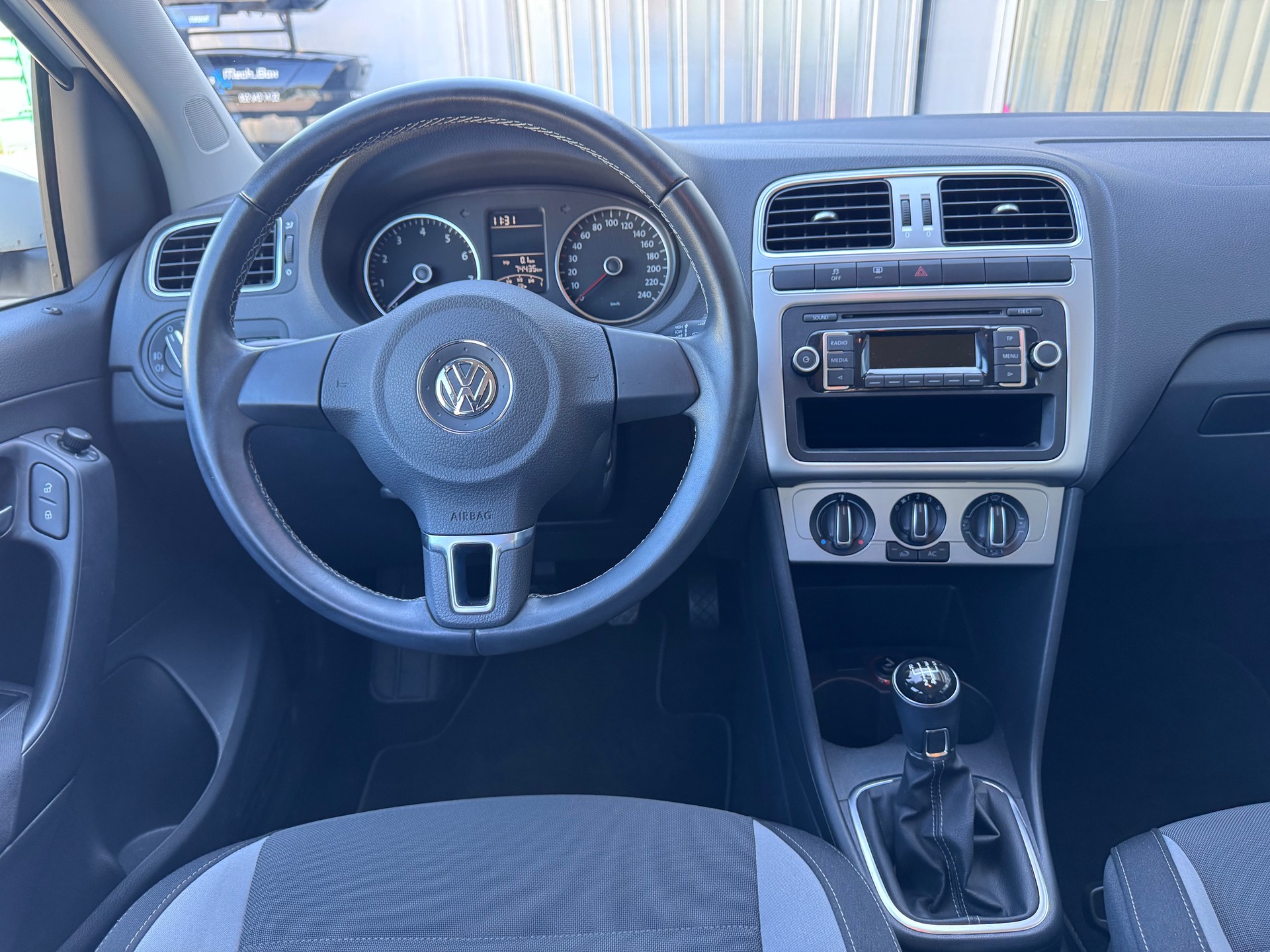 VW Polo 1.2 12V Trendline+Klimaanlage+Radio/CD+El.Fensterheber+ZV mit Fernbedienung+5-Türig+Frisch ab MFK / Service+-image-17