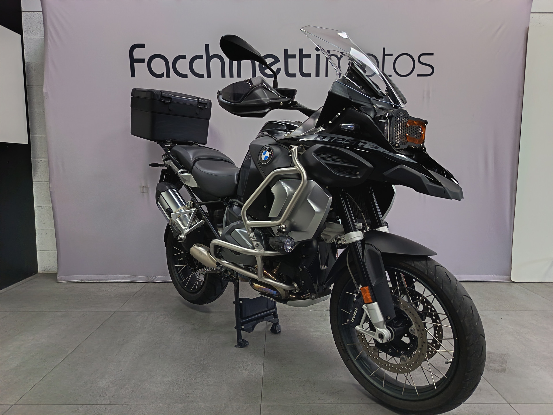 BMW R 1250 GS Adventure Triple Black-showroom-element-1