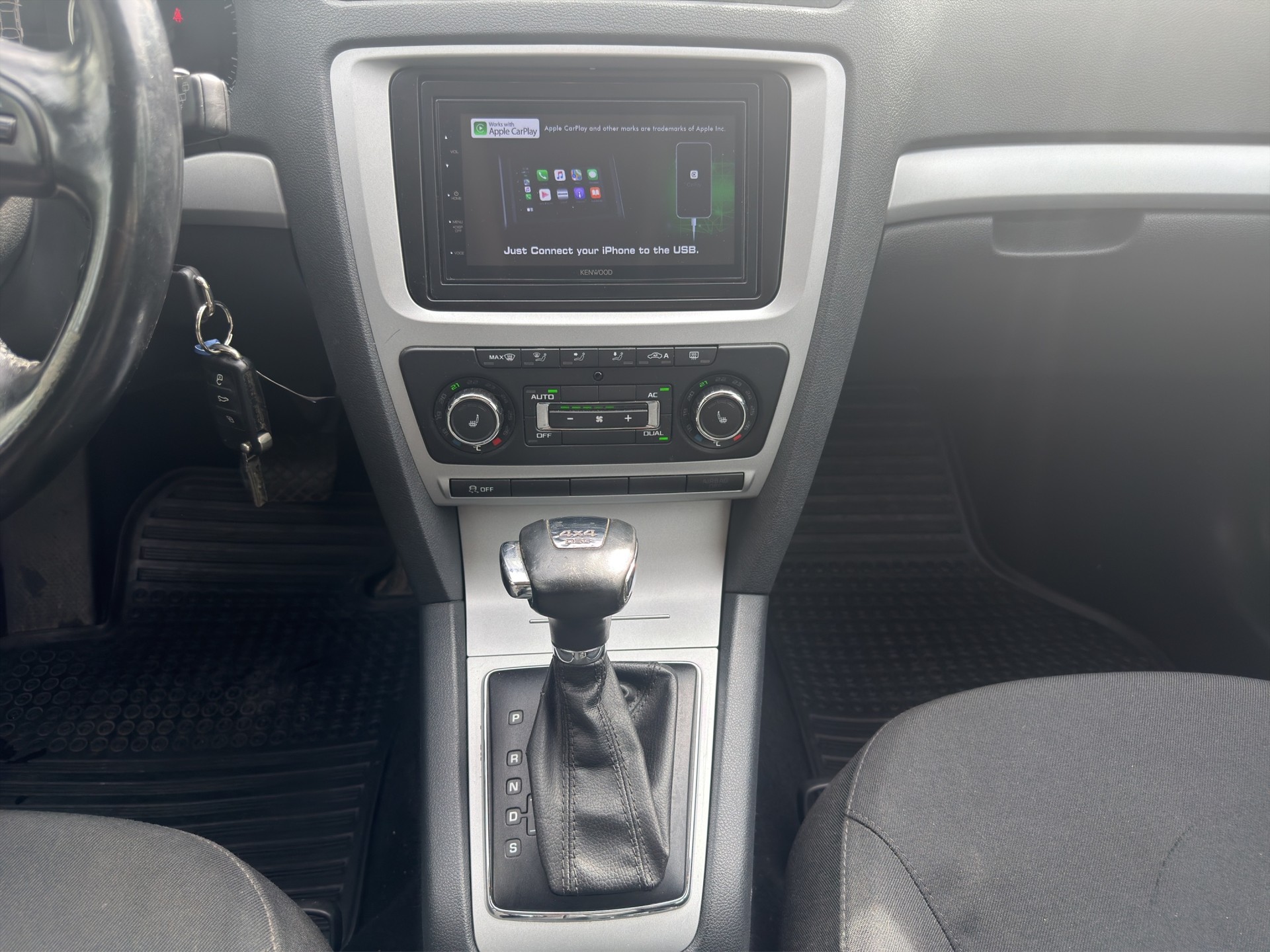 SKODA Octavia Combi 2.0 TDI Elegance 4x4 DSG-image-12