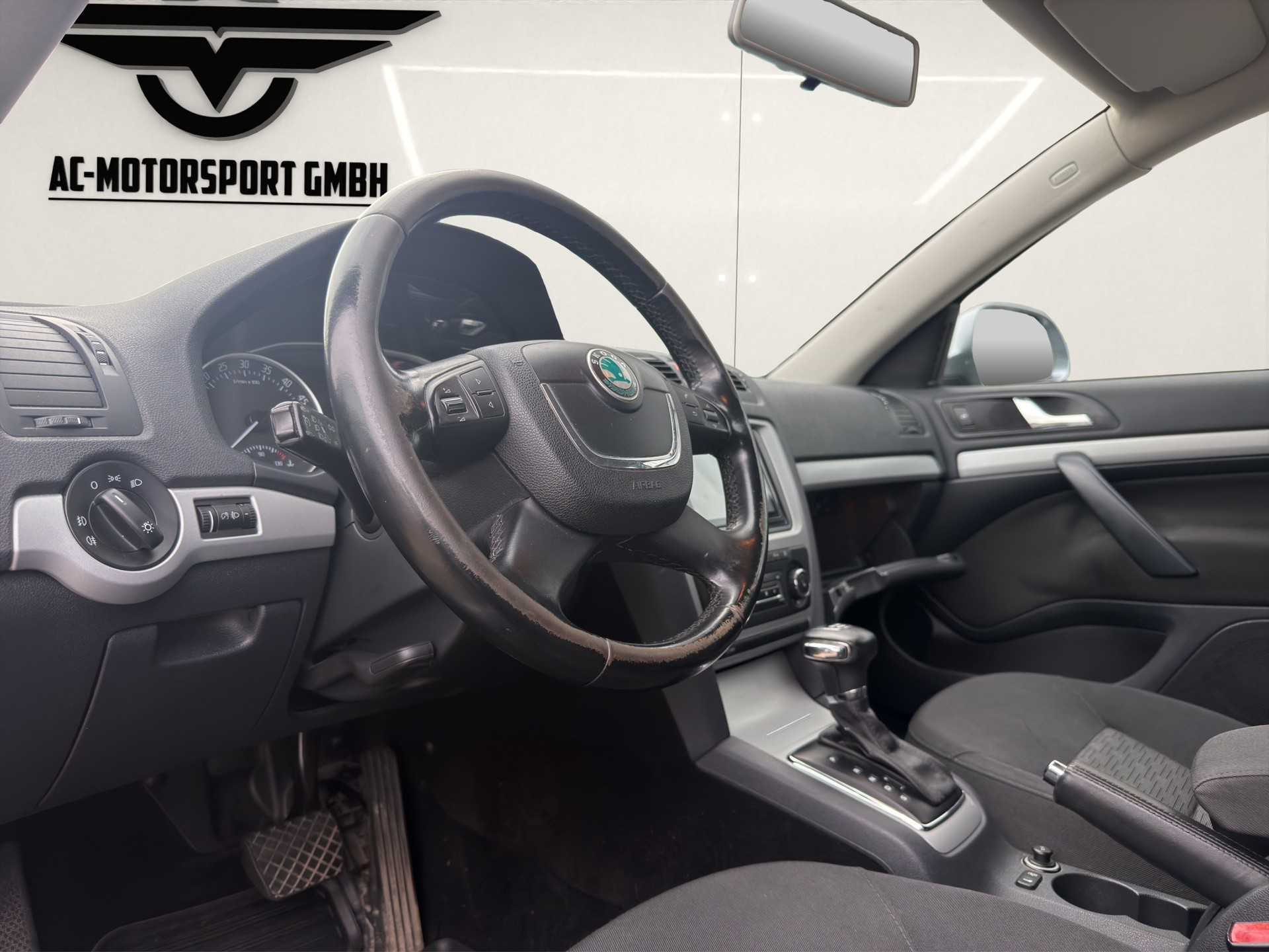 SKODA Octavia Combi 2.0 TDI Elegance 4x4 DSG-image-14