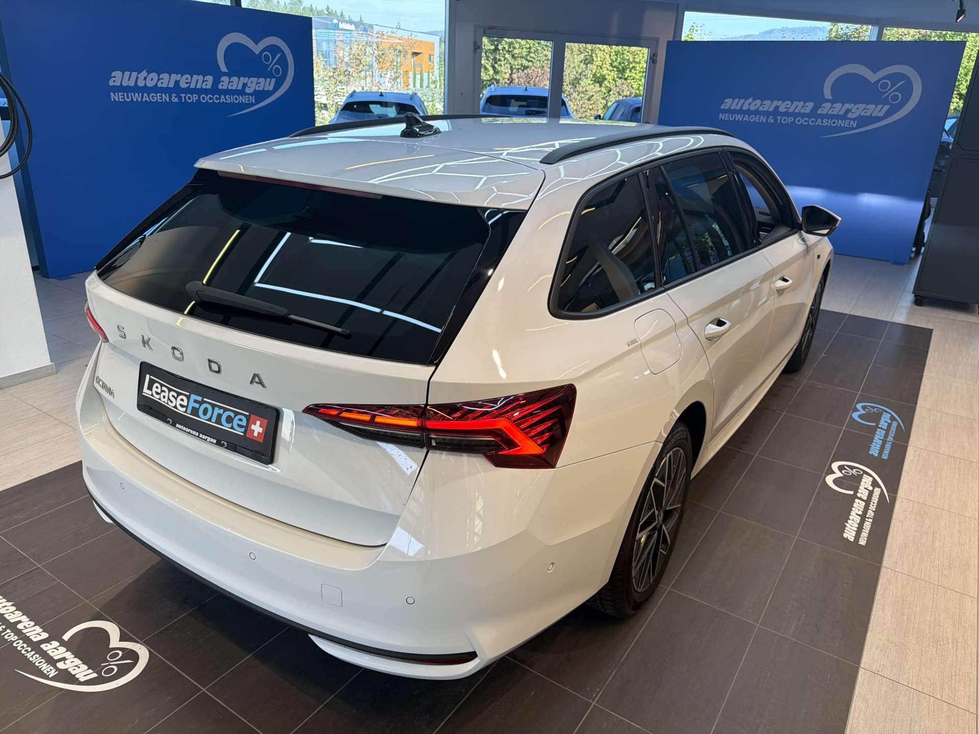 SKODA Octavia Combi 2.0 TDi Selection DSG-Automat-image-2