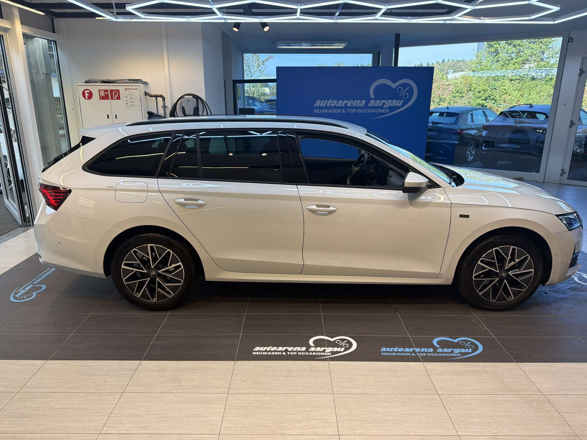 SKODA Octavia Combi 2.0 TDi Selection DSG-Automat-image-11